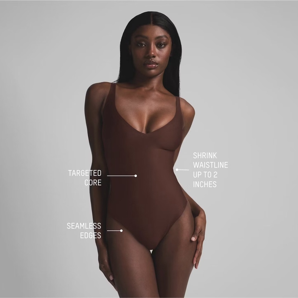 SKIMS CLAY CORE SCULPT PLUNGE THONG BODYSUIT - Picture 5 of 6